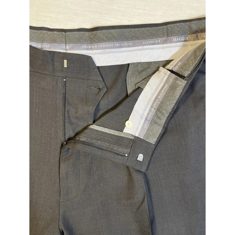 Haggar Premium Comfort Dress Pants Men's 42x30 Charcoal Classic Fit Pleated Cuff